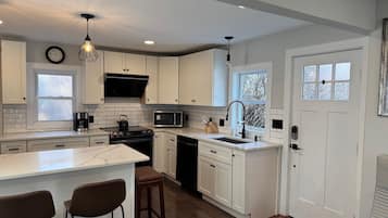 Frigorifero, microonde, piano cottura, macchina per tè/caffè