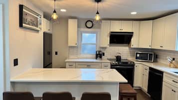 Frigorifero, microonde, piano cottura, macchina per tè/caffè