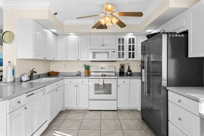 Jääkaappi, mikroaaltouuni, uuni, liesi