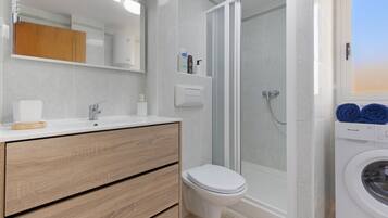 Shower, hair dryer, towels