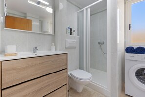 Dusche, Haartrockner, Handtücher