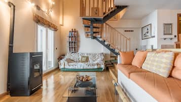 Una televisión, una chimenea