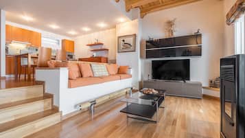 Een televisie en een open haard