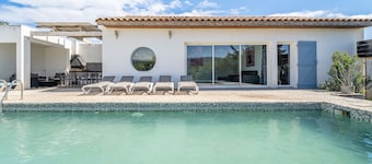 Villa 'Piscine Privée Proche Plages' with Private Pool, Private Terrace and Wi-Fi