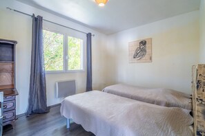 3 bedrooms, iron/ironing board, free WiFi, bed sheets