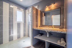Douche, séchoir à cheveux, serviettes fournies