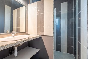 Ducha, secador de pelo y toallas