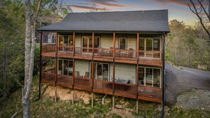 Exterior - Woody's Mountain Lodge: Luxury Retreat w/ 4 King Suites, Hot Tub, 2 Decks, Sleeps 11 Guests (Gatlinburg)