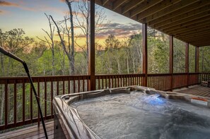 Outdoor spa tub - Woody's Mountain Lodge: Luxury Retreat w/ 4 King Suites, Hot Tub, 2 Decks, Sleeps 11 Guests (Gatlinburg)