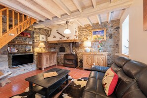 Televisio, takka, pöytätennispöytä