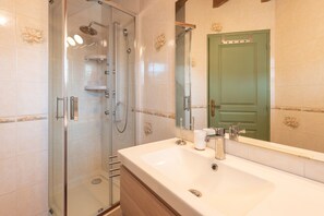 Shower - La Boutique – Mountain Cottage in Antichan: Pyrenees View, Nature & Comfort (Antichan)