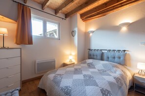 3 bedrooms, iron/ironing board, free WiFi - La Boutique – Mountain Cottage in Antichan: Pyrenees View, Nature & Comfort (Antichan)