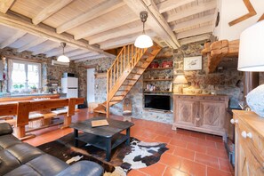 TV, fireplace, ping pong - La Boutique – Mountain Cottage in Antichan: Pyrenees View, Nature & Comfort (Antichan)