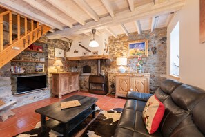 TV, fireplace, ping pong - La Boutique – Mountain Cottage in Antichan: Pyrenees View, Nature & Comfort (Antichan)