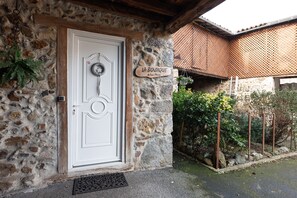Exterior detail - La Boutique – Mountain Cottage in Antichan: Pyrenees View, Nature & Comfort (Antichan)