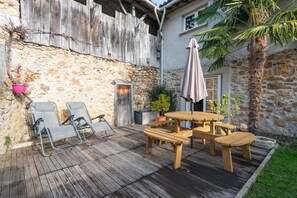 Outdoor dining - La Boutique – Mountain Cottage in Antichan: Pyrenees View, Nature & Comfort (Antichan)