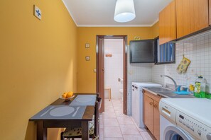 Frigorifero, piano cottura, macchina per tè/caffè, bollitore elettrico