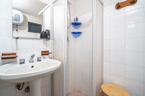 Dusche, Haartrockner, Handtücher
