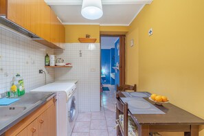 Fridge, stovetop, coffee/tea maker, electric kettle