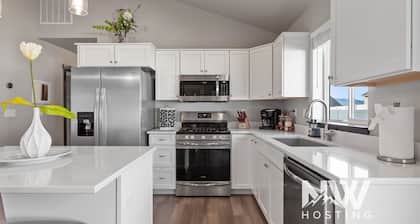 Silverwood Retreat - Cozy Prairie Home with Huge Backyard, Games & Firetable!