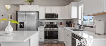 Silverwood Retreat - Cozy Prairie Home with Huge Backyard, Games & Firetable!