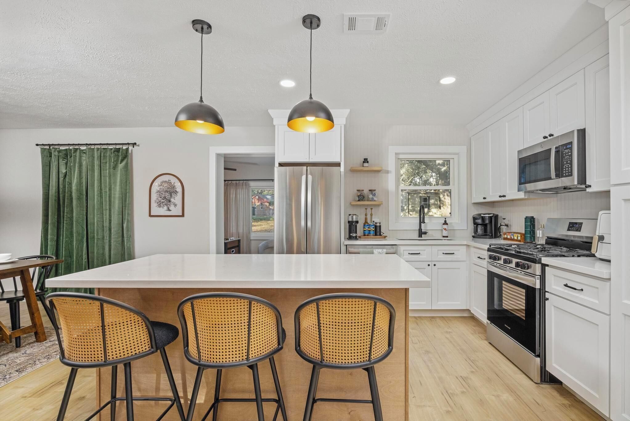 Kylskåp, mikrovågsugn, ugn och spishäll