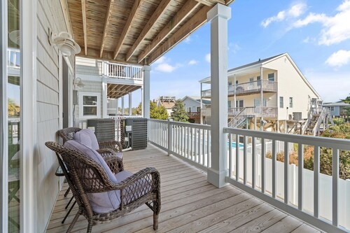 "Summer Salt" 5 Bedroom 5.5 Bath with a Pool!