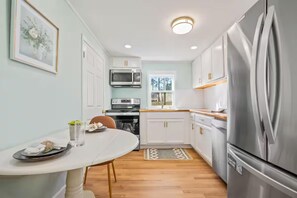 Refrigerador, microondas, horno y lavavajillas 