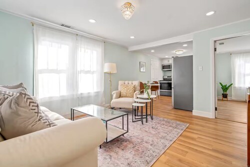 New 2BR  10 mins to DT Backyard Pets Friendly