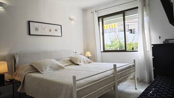 1 slaapkamer, een strijkplank/strijkijzer, gratis wifi, beddengoed