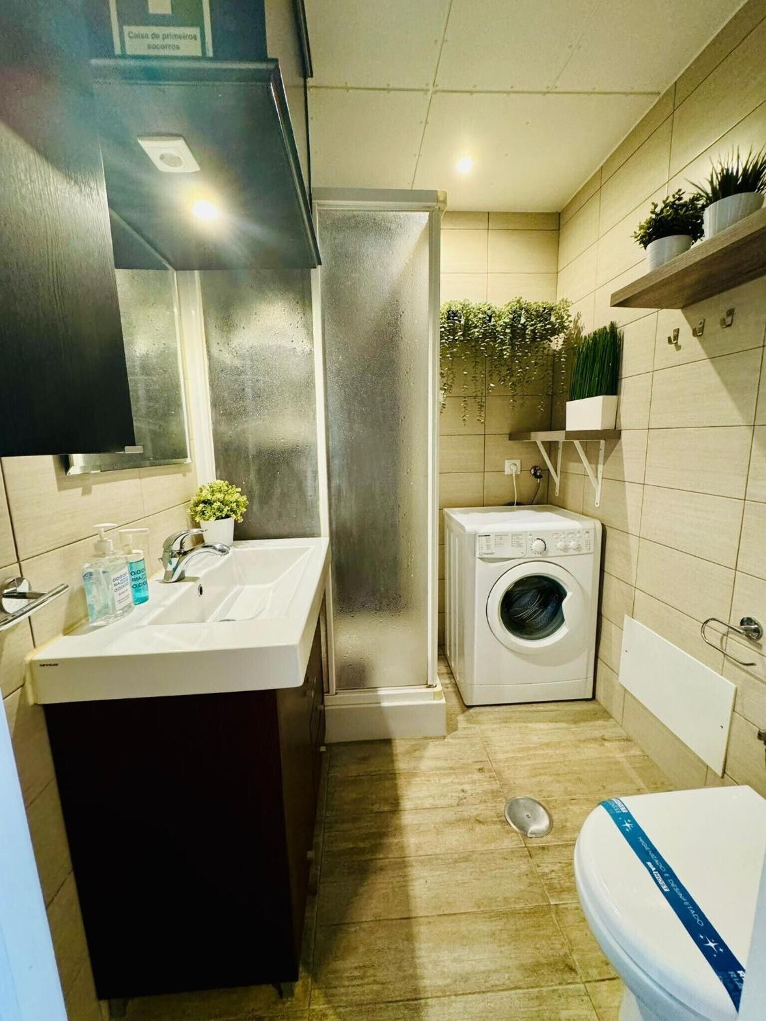 Douche, sèche-cheveux, serviettes fournies