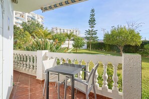Outdoor dining - Apartment 'Poolside  Nerja' with Mountain View, Wi-Fi and Air Conditioning (Nerja)