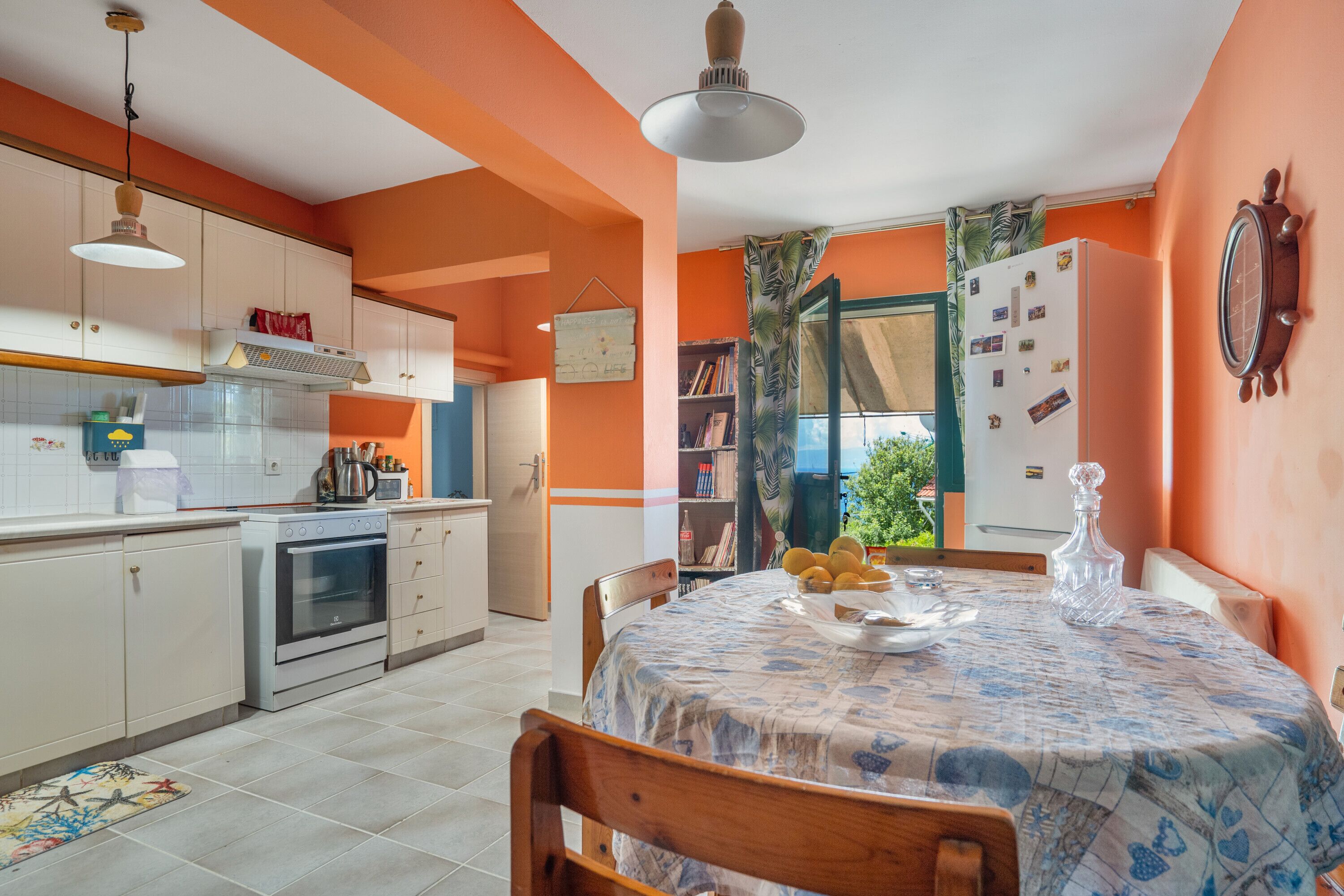 Fridge, oven, stovetop, coffee/tea maker