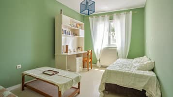 2 bedrooms, iron/ironing board, free WiFi, bed sheets