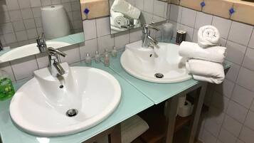 Dusche, Haartrockner, Handtücher