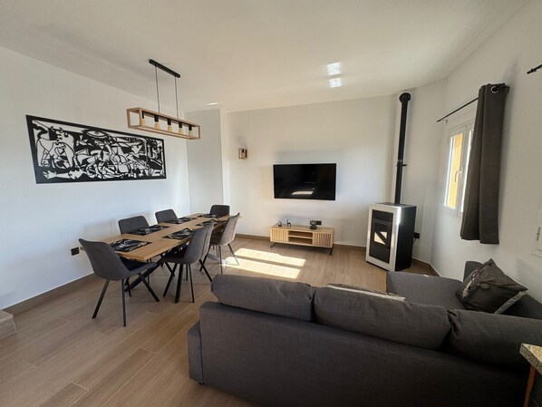 Una televisión, una chimenea