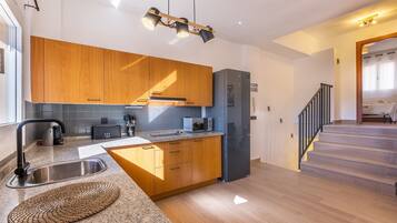 Een koelkast, een magnetron, een kookplaat, een vaatwasser