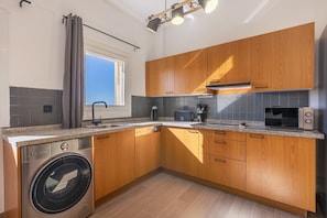 Fridge, microwave, stovetop, dishwasher