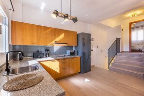 Réfrigérateur, micro-ondes, plaque de cuisson, lave-vaisselle