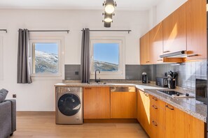 Réfrigérateur, micro-ondes, plaque de cuisson, lave-vaisselle