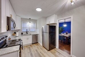 Geladeira, micro-ondas, fogão, cooktop