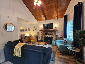 Smart-TV, Kamin, DVD-Player, Musikbibliothek