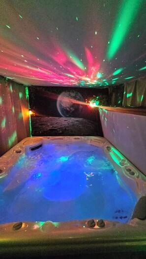 Indoor spa tub - Stylish Cozy Cabin w/Spa- Great Location, Walk to Sledding/Tubing & Oktoberfest (Big Bear)