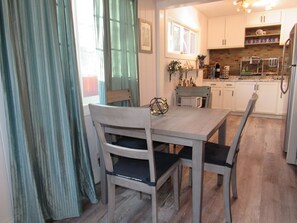 Dining - Stylish Cozy Cabin w/Spa- Great Location, Walk to Sledding/Tubing & Oktoberfest (Big Bear)