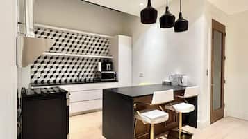 Geladeira, micro-ondas, fogão, cooktop