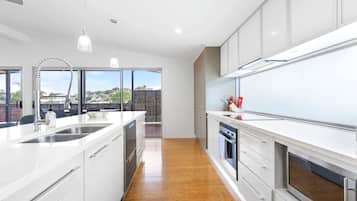 Frigorífico, microondas, placa de cocina y lavavajillas