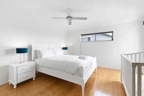 4 bedrooms, desk, WiFi, bed sheets