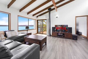 تلفزيون، مدفأة، ستيريو