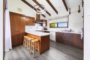 ثلاجة، ميكروويف، فرن، موقد طهي مسطح