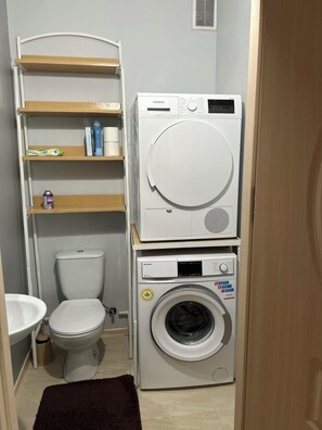 Hiustenkuivaaja, pyyhkeet, saippua, vessapaperi